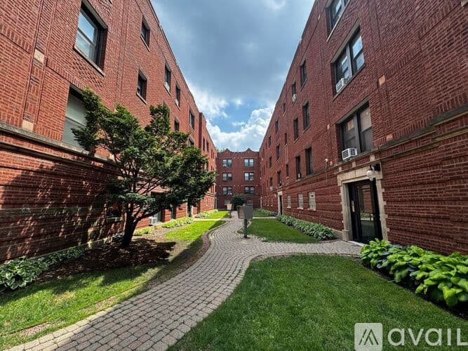 Chicago Apartment: 1381 W Greenleaf Ave