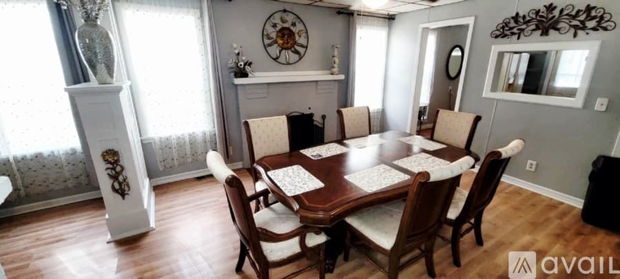 Moline Apartment: 2407 6th Ave