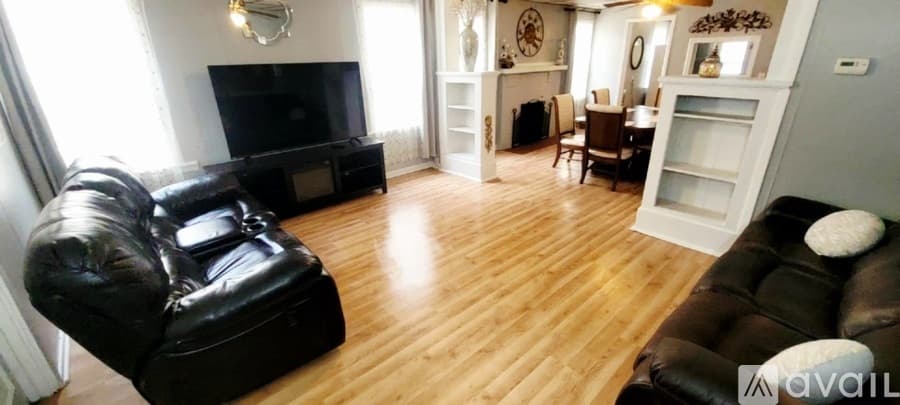 Moline Apartment: 2407 6th Ave