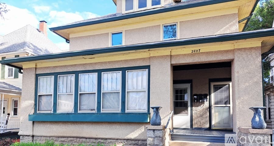 Moline Apartment: 2407 6th Ave