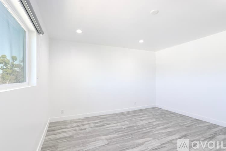 Los Angeles Apartment: 451 N Coronado St