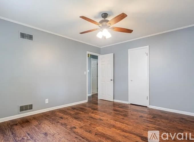Bloomington House: 307 Meadows Ave
