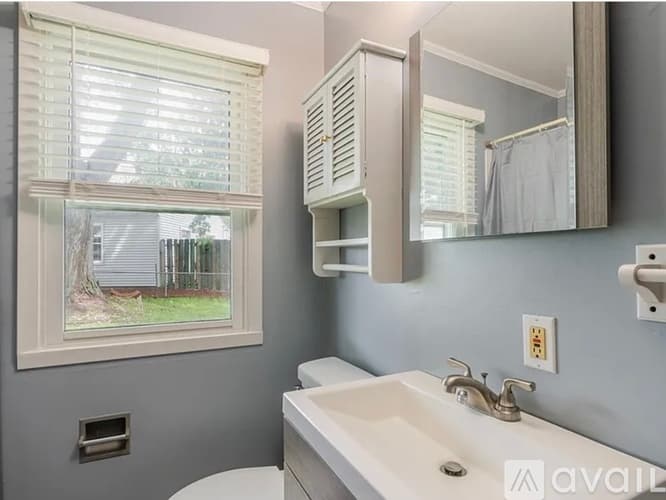 Bloomington House: 307 Meadows Ave