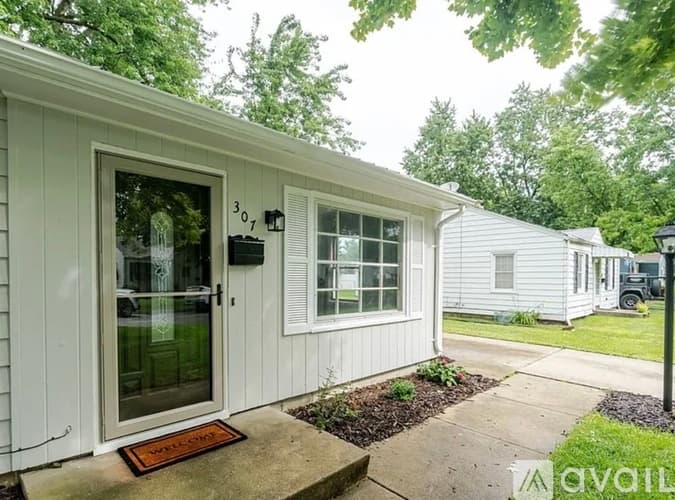 Bloomington House: 307 Meadows Ave
