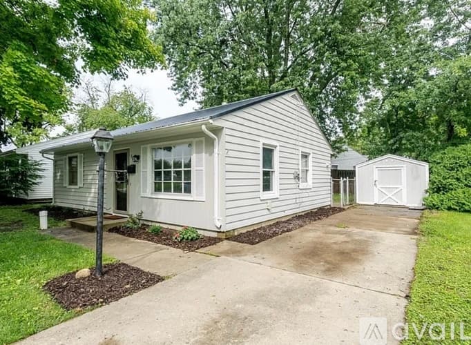 Bloomington House: 307 Meadows Ave