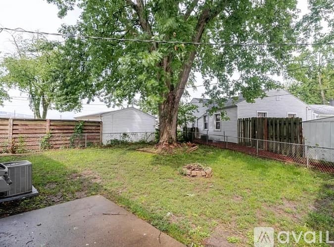 Bloomington House: 307 Meadows Ave