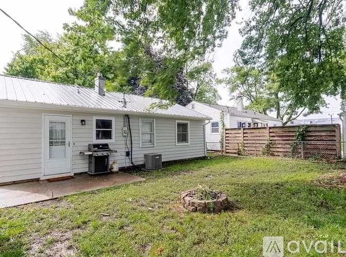 Bloomington House: 307 Meadows Ave