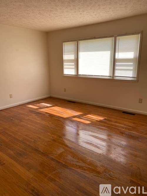 Williamsburg House: 119 Drew Rd