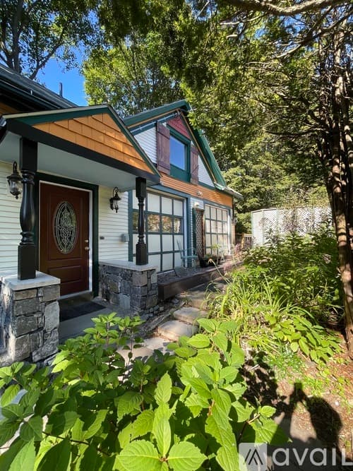 Adams House: 6 East St
