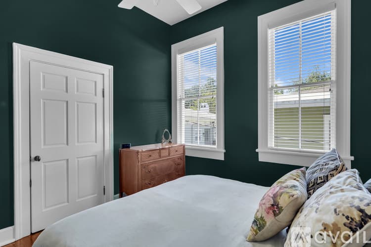 Savannah Apartment: 216 W Park Ave