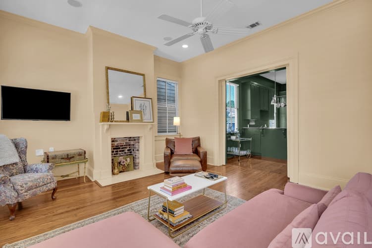 Savannah Apartment: 216 W Park Ave