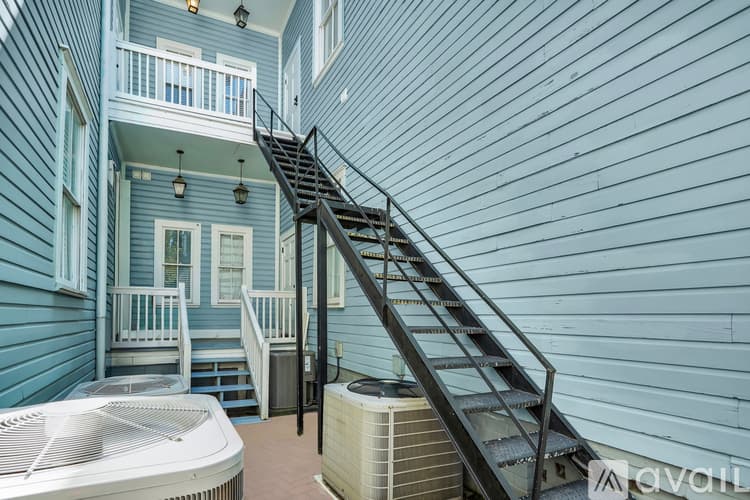 Savannah Apartment: 216 W Park Ave
