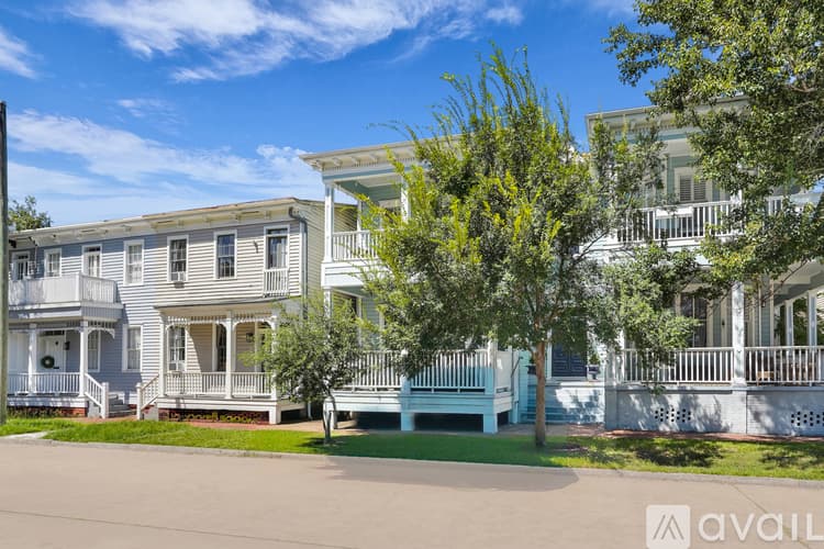 Savannah Apartment: 216 W Park Ave