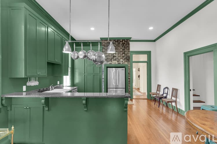 Savannah Apartment: 216 W Park Ave
