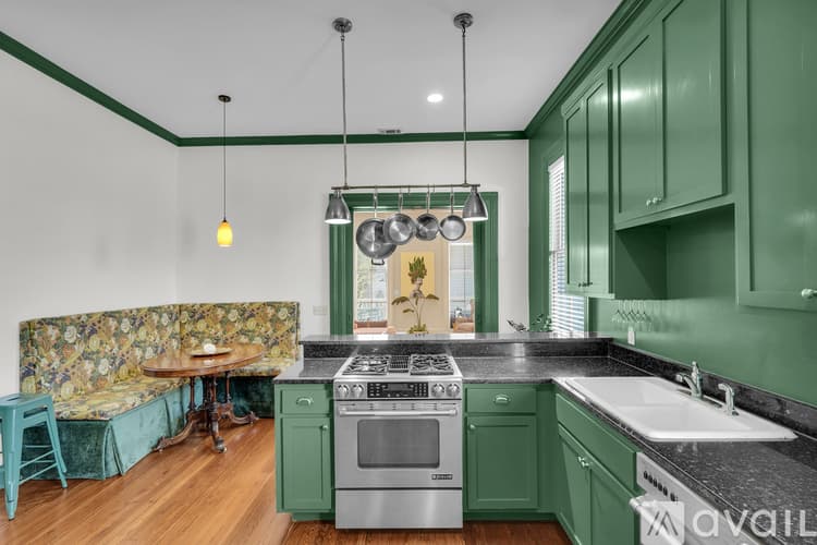 Savannah Apartment: 216 W Park Ave
