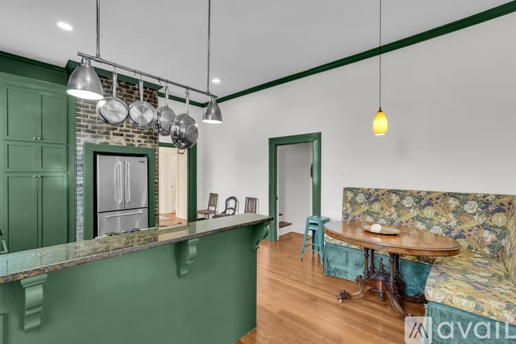 Savannah Apartment: 216 W Park Ave