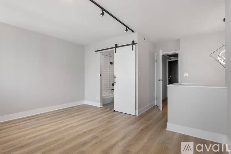 Chicago Apartment: 6166 N Sheridan Rd