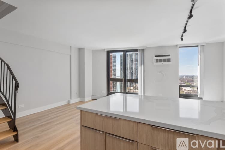 Chicago Apartment: 6166 N Sheridan Rd
