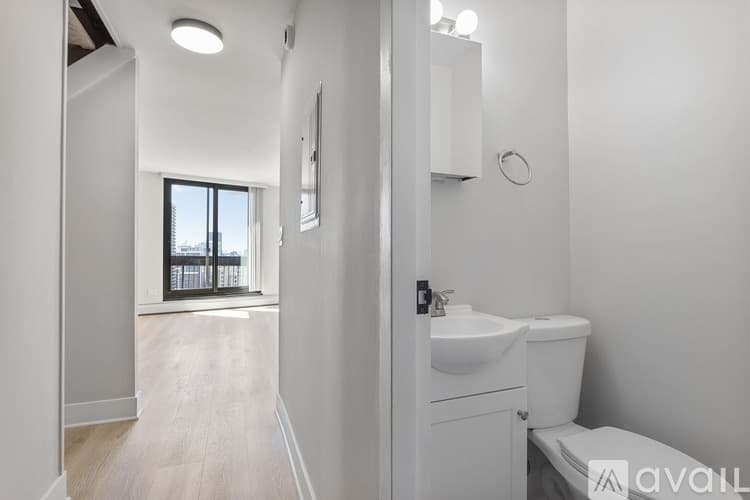 Chicago Apartment: 6166 N Sheridan Rd