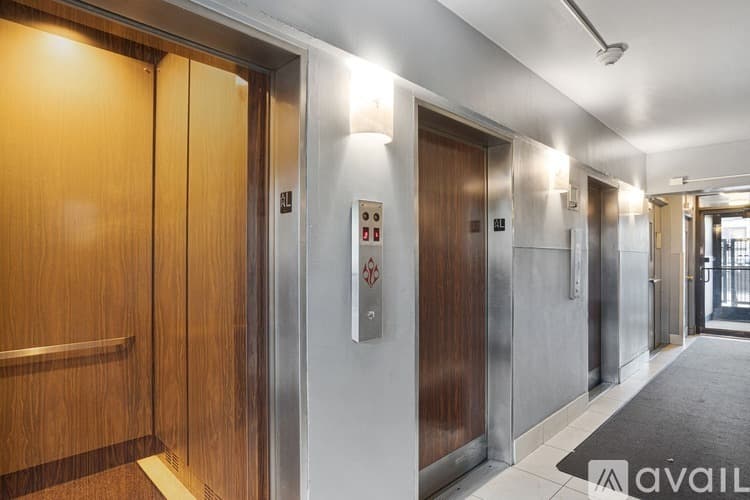Chicago Apartment: 6166 N Sheridan Rd