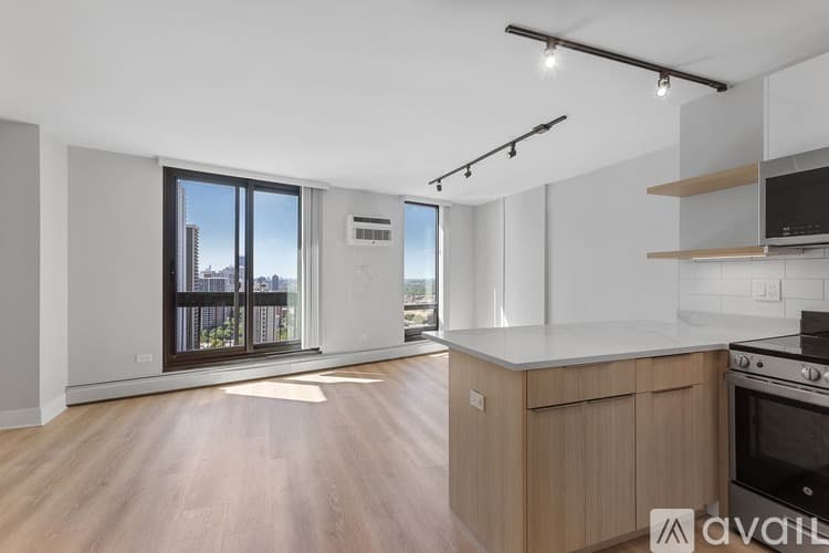 Chicago Apartment: 6166 N Sheridan Rd
