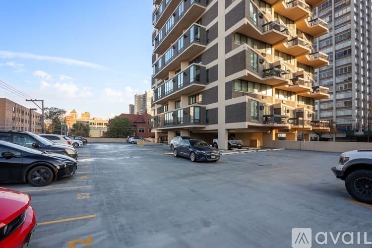 Chicago Apartment: 6166 N Sheridan Rd