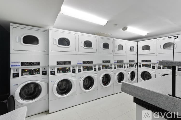 Chicago Apartment: 6166 N Sheridan Rd