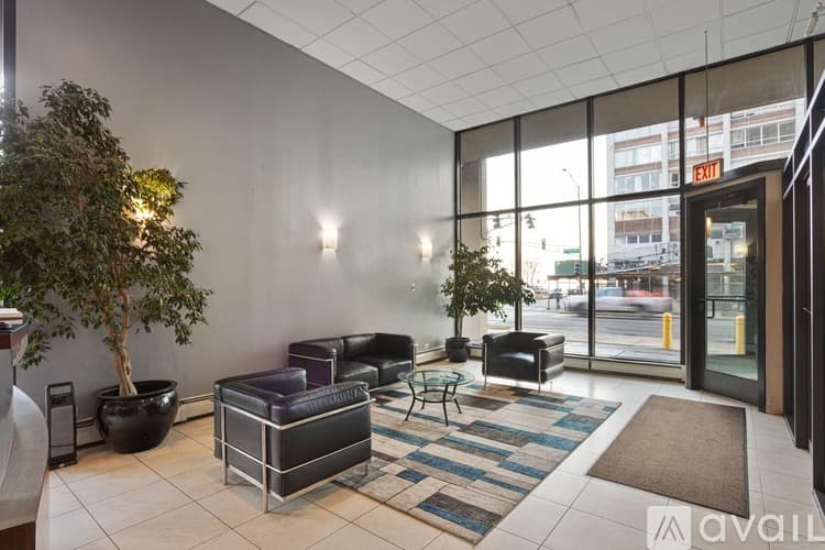 Chicago Apartment: 6166 N Sheridan Rd