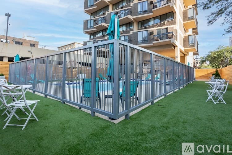 Chicago Apartment: 6166 N Sheridan Rd