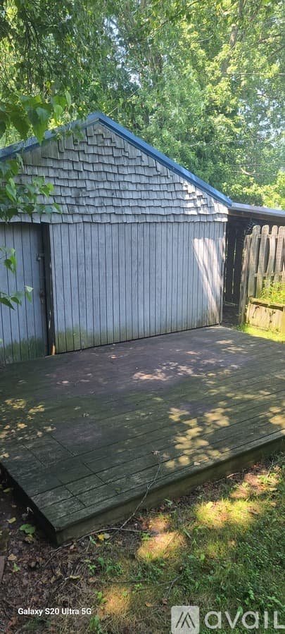 Sharon Apartment: 410 Cedar Ave