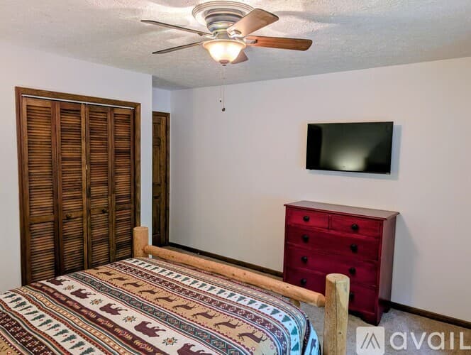 Dillard House: 26 Buttermilk Cir