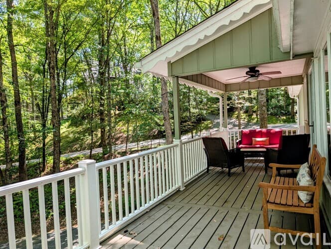 Dillard House: 26 Buttermilk Cir