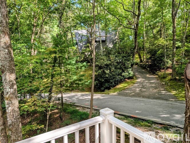 Dillard House: 26 Buttermilk Cir