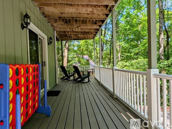 Dillard House: 26 Buttermilk Cir