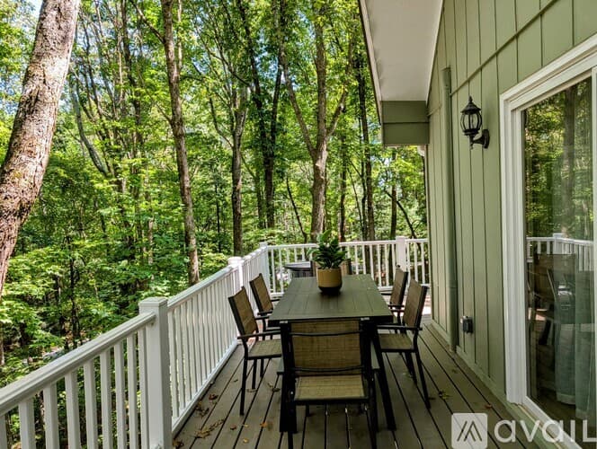 Dillard House: 26 Buttermilk Cir