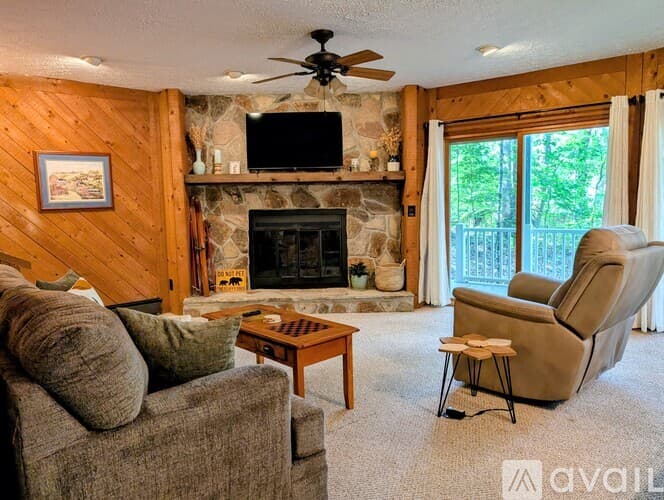 Dillard House: 26 Buttermilk Cir