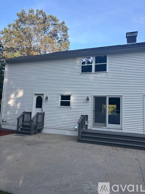 Salem Townhome: 14 Clare Lane