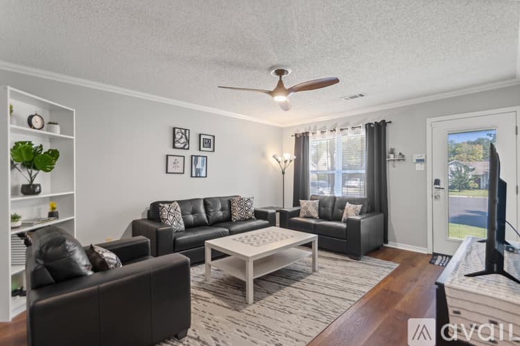 Sherwood House: 106 Willow Grove Ct