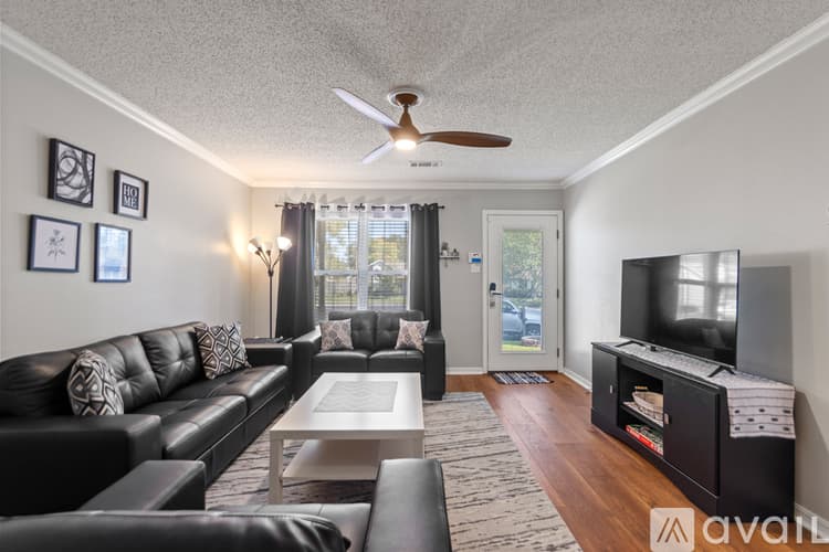 Sherwood House: 106 Willow Grove Ct