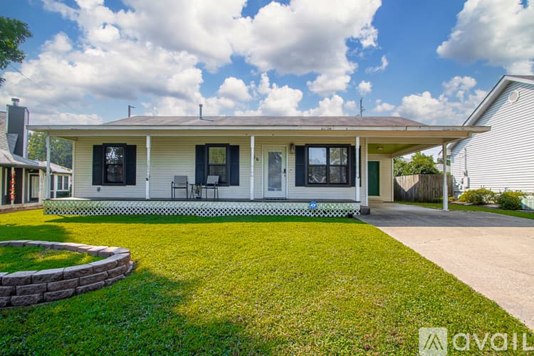 Sherwood House: 106 Willow Grove Ct