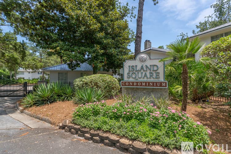 St. Simons Island Townhome: 132 S Island Square Dr