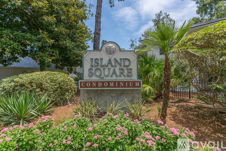 St. Simons Island Townhome: 132 S Island Square Dr
