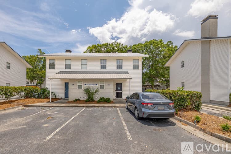 St. Simons Island Townhome: 132 S Island Square Dr