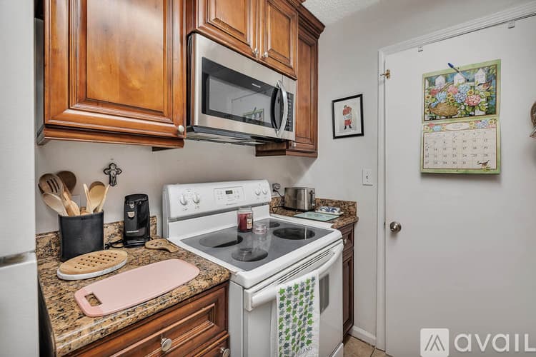 St. Simons Island Townhome: 132 S Island Square Dr