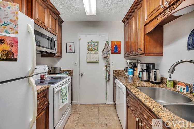 St. Simons Island Townhome: 132 S Island Square Dr