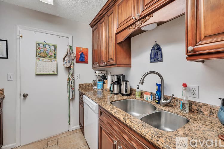 St. Simons Island Townhome: 132 S Island Square Dr