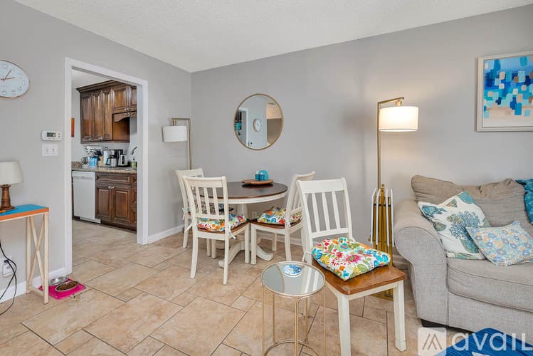 St. Simons Island Townhome: 132 S Island Square Dr
