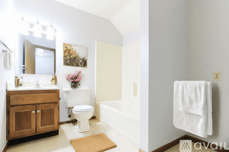 Woodburn Apartment: 22156 Maple Ct