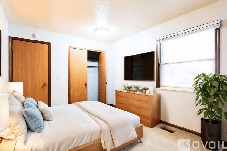 Woodburn Apartment: 22156 Maple Ct