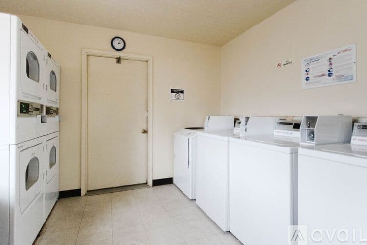 Woodburn Apartment: 22156 Maple Ct